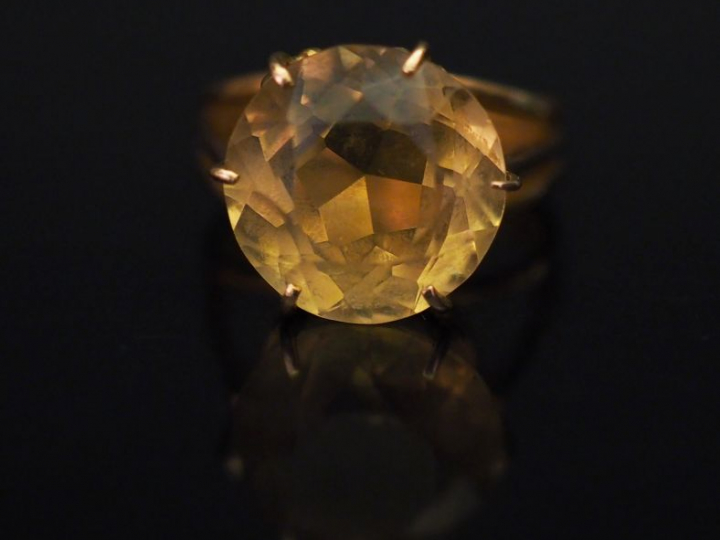 Bague en or jaune, sertie en son centre d'un quartz. Jolie monture ajo