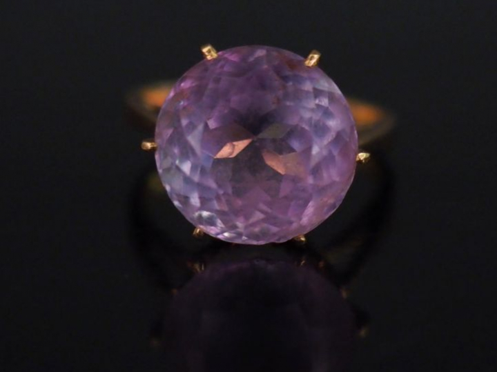Bague en or jaune, sertie en son centre d'une améthyste (?). TDD. 48 P