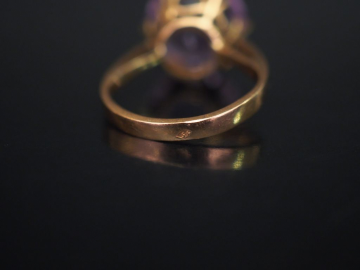 Bague en or jaune, sertie en son centre d'une améthyste (?). TDD. 48 P