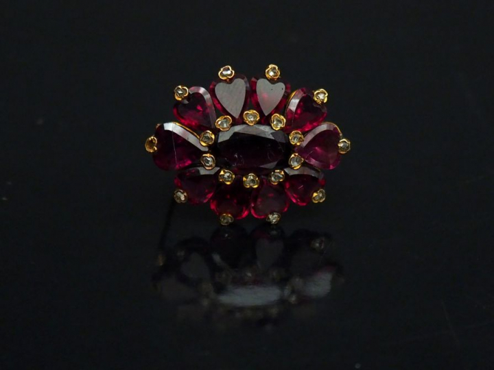 Broche en or jaune, sertie d’améthystes en forme de coeur entourant un