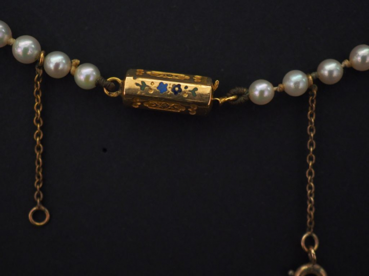 Collier de perles blanches disposées en chute.  Fermoir en or jaune, à