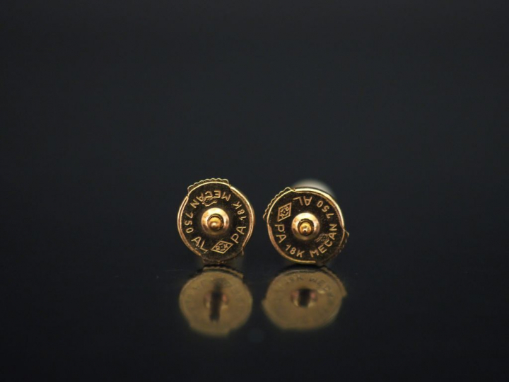 Paire de puces d'oreilles en or jaune, serties d'une petite perle blan