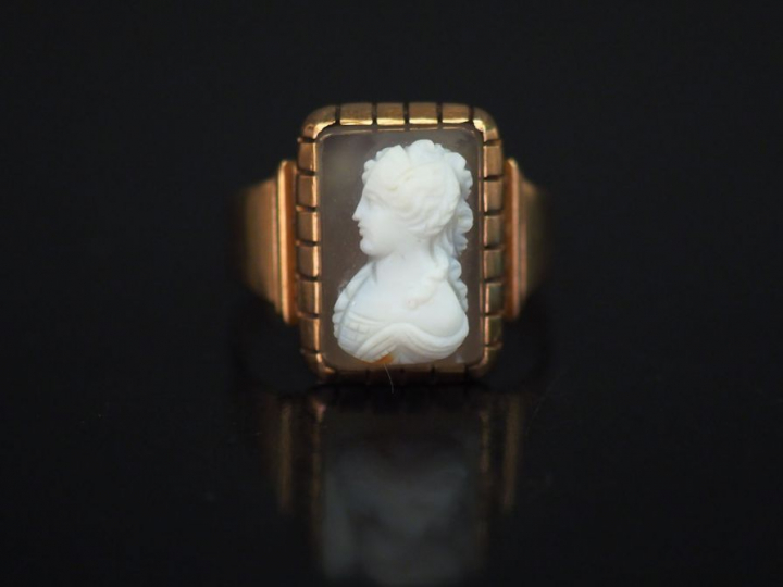 Bague Napoléon III en or jaune, sertie en son centre d’un camée figura