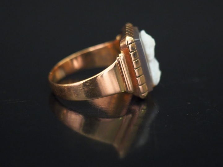 Bague Napoléon III en or jaune, sertie en son centre d’un camée figura