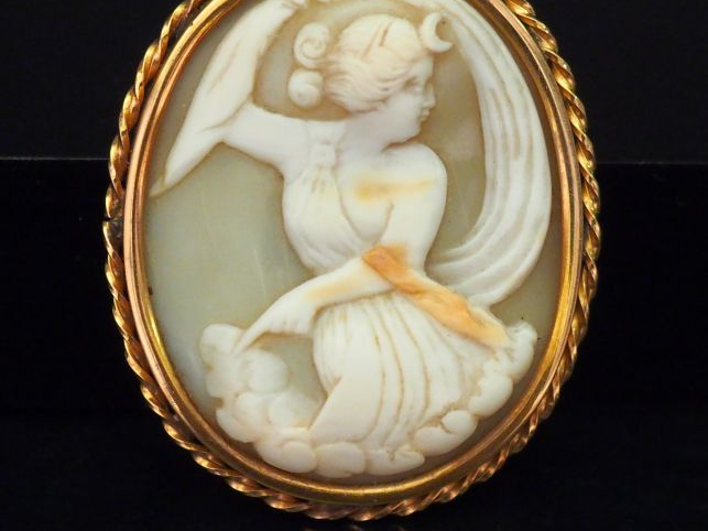 Broche ovale en or jaune, sertie d’un camée figurant Diane chasseresse