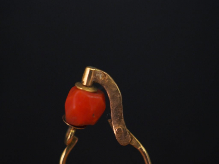 Paire de perce-oreilles Napoléon III en or jaune et perles de corail d