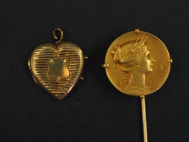 Ensemble comprenant :  - un petit pendentif porte-photo Napoléon III e