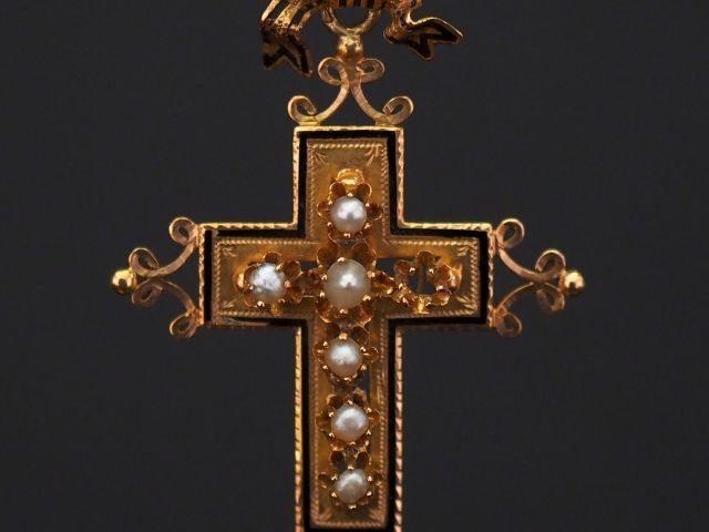 Pendentif Napoléon III en forme de croix en or jaune, émail noir et pe