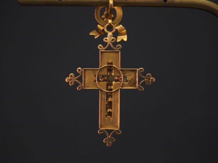 Pendentif Napoléon III en forme de croix en or jaune, émail noir et pe