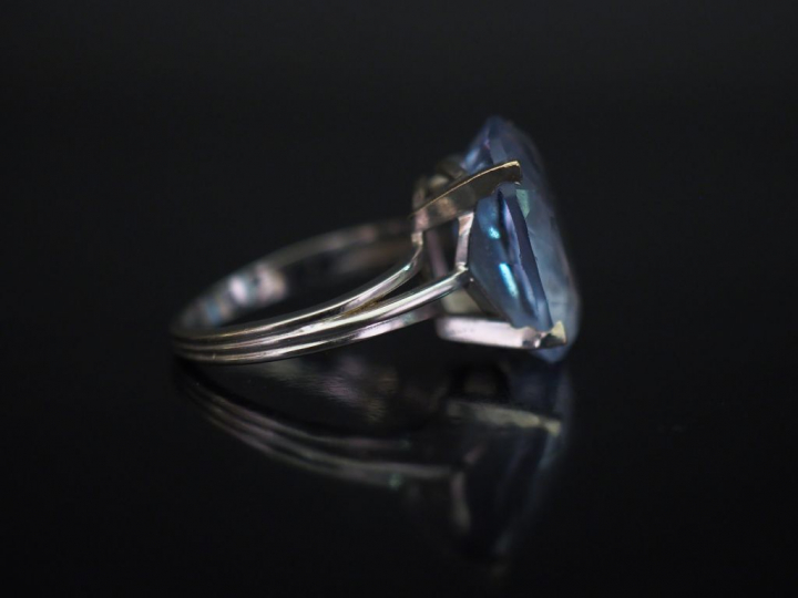 Bague en or blanc, sertie en son centre d'un quartz bleu ciel.  TDD. 5