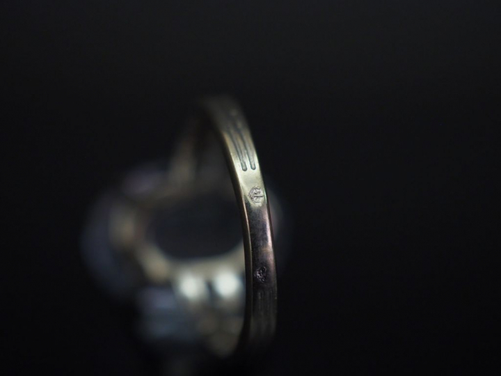 Bague en or blanc, sertie en son centre d'un quartz bleu ciel.  TDD. 5