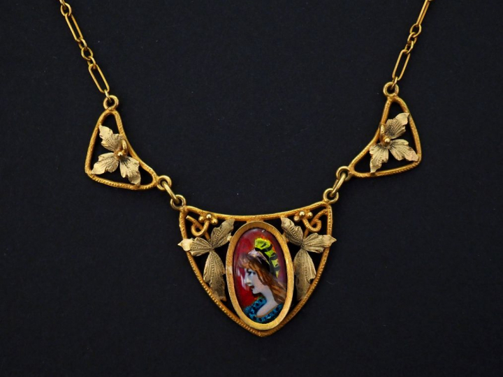 Collier de style Art Nouveau en or jaune, orné de trois maillons ajour