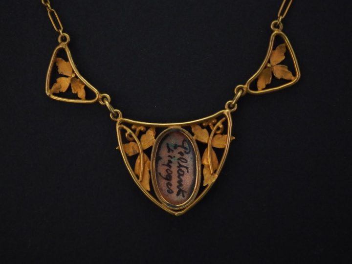 Collier de style Art Nouveau en or jaune, orné de trois maillons ajour