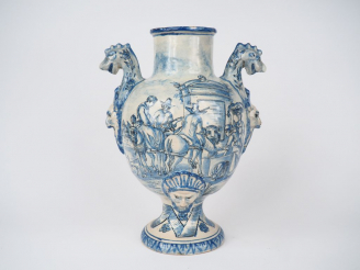 Vente aux enchères Fontaine XIXème en faïence italienne à décor en camaïeu bleu d'une scè
