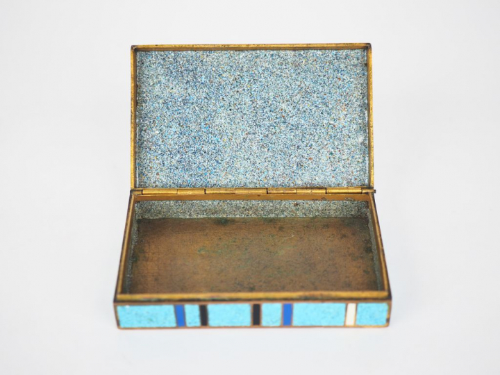 Jean GOULDEN. Boite Art Déco en émail. Signée et datée 1931. Dim. 2 x 
