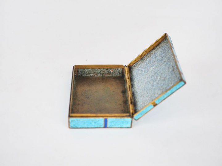 Jean GOULDEN. Boite Art Déco en émail. Signée et datée 1931. Dim. 2 x 