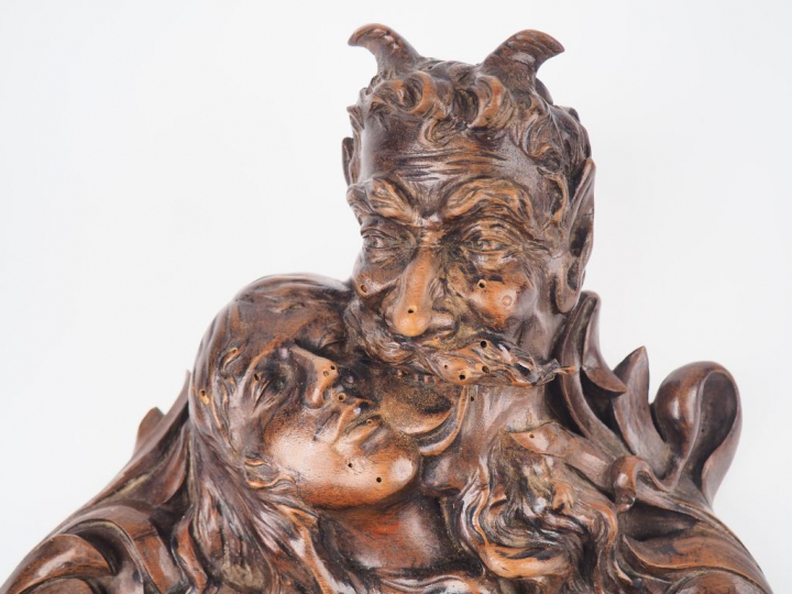 Ecole française 1900. "Satyre et bacchante".  Sculpture en noyer sculp