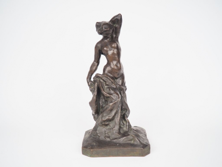 Louis DEJEAN. "Le modèle". Sculpture en bronze à patine brune. Signée 