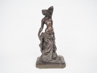 Vente aux enchères Louis DEJEAN. "Le modèle". Sculpture en bronze à patine brune. Signée 