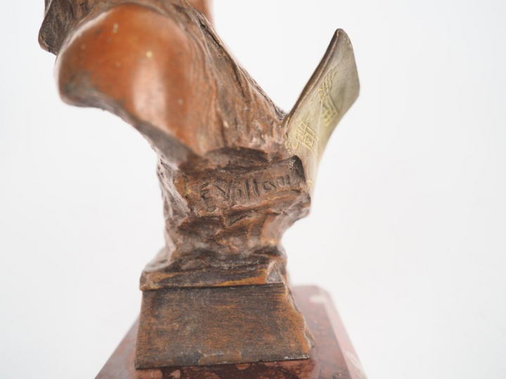 E. VILLANIS. "Mélodie". Sujet en bronze double patine, socle en marbre