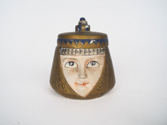 Vente aux enchères Pot couvert en biscuit polychrome à décor d'orientale. Dim. 10,5 x 9,5