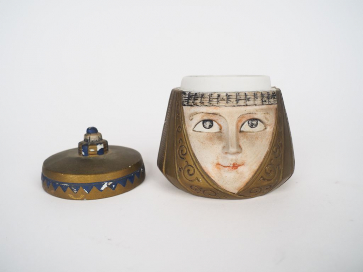 Pot couvert en biscuit polychrome à décor d'orientale. Dim. 10,5 x 9,5