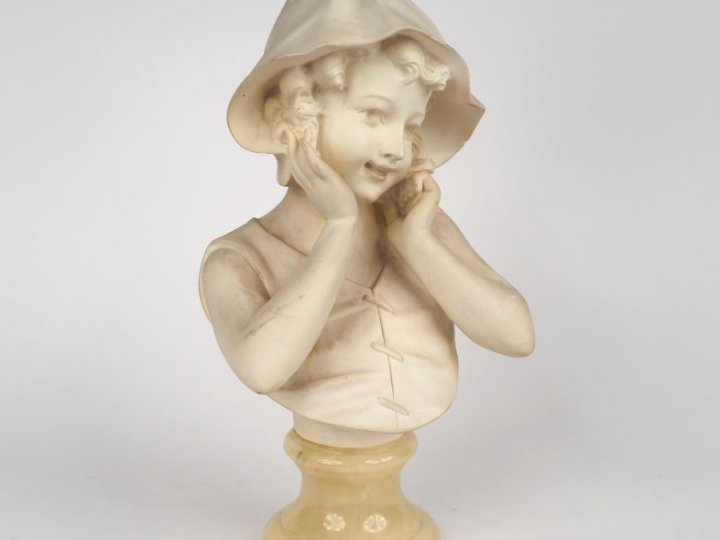 G. BESSI.  "Jeune fille au chapeau". Sculpture en plâtre sur un socle 