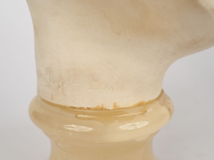 G. BESSI.  "Jeune fille au chapeau". Sculpture en plâtre sur un socle 