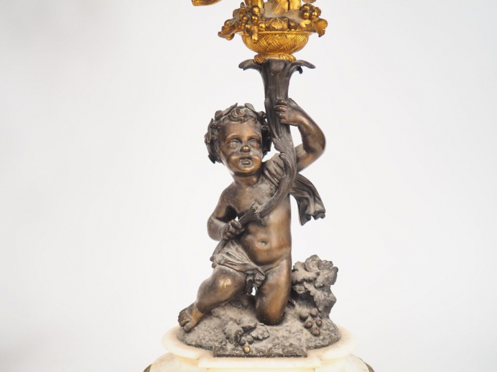 Paire de candélabres Napoléon III de style Louis XVI en marbre blanc e