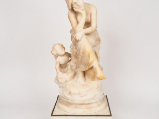 Vente aux enchères Carlo PITTALUGA. "Jeune fille et amour". Groupe en albâtre sculpté. Si