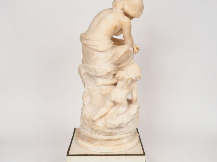Carlo PITTALUGA. "Jeune fille et amour". Groupe en albâtre sculpté. Si