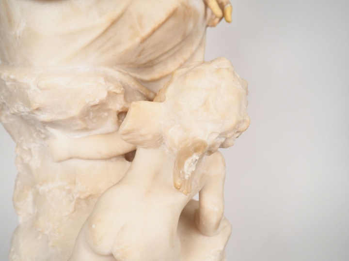 Carlo PITTALUGA. "Jeune fille et amour". Groupe en albâtre sculpté. Si