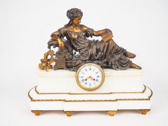 Vente aux enchères Pendule Napoléon III de style Louis XVI en marbre blanc et bronze, cad
