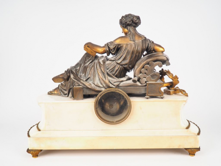 Pendule Napoléon III de style Louis XVI en marbre blanc et bronze, cad
