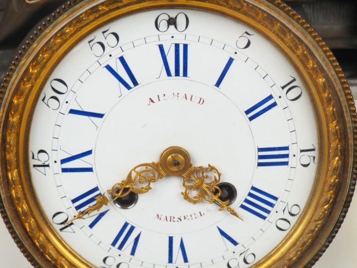 Pendule Napoléon III de style Louis XVI en marbre blanc et bronze, cad