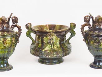 Vente aux enchères Garniture Napoléon III en barbotine verte à décor de faunes, de mascar