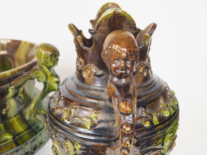 Garniture Napoléon III en barbotine verte à décor de faunes, de mascar