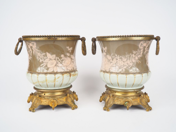 Paire de cache-pots Napoléon III de style Louis XVI en porcelaine à dé