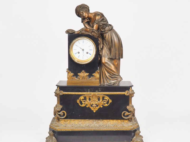 Pendule Napoléon III de style Louis XVI en marbre noir et bronze, cadr