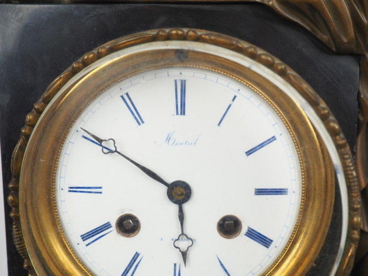 Pendule Napoléon III de style Louis XVI en marbre noir et bronze, cadr