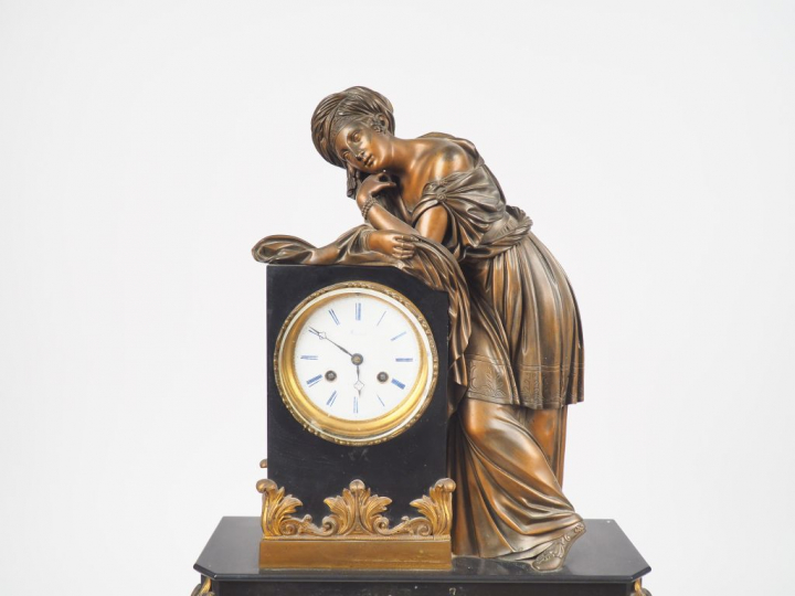 Pendule Napoléon III de style Louis XVI en marbre noir et bronze, cadr