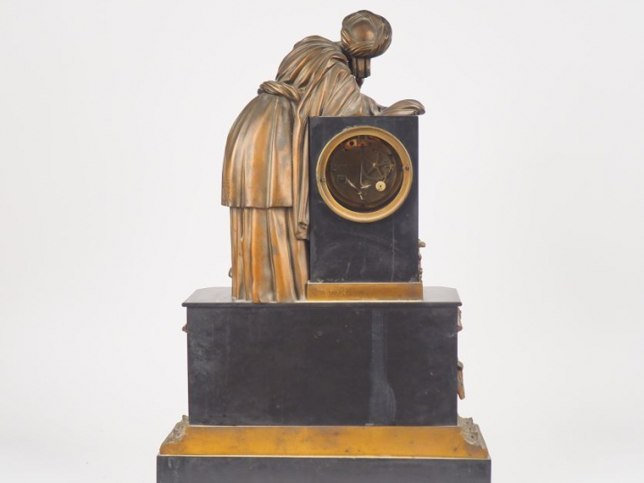 Pendule Napoléon III de style Louis XVI en marbre noir et bronze, cadr