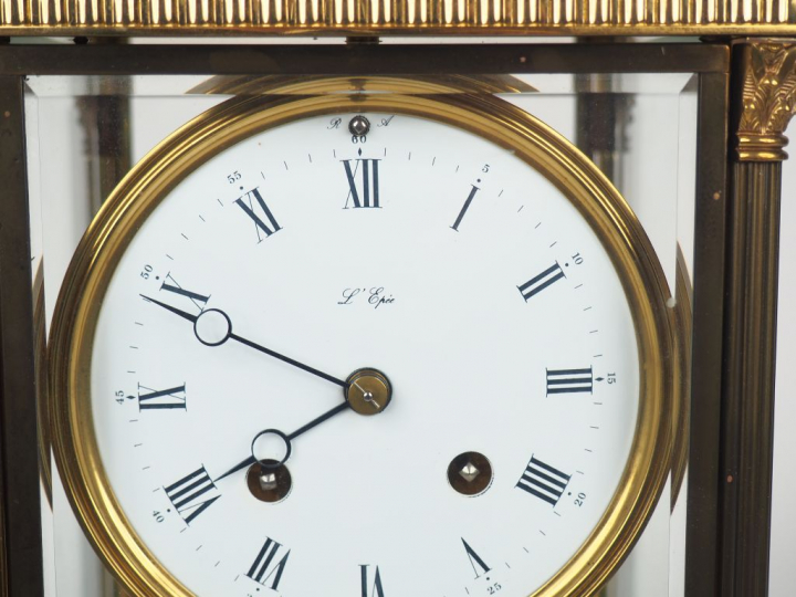 Pendule cage XIXème de style Louis XVI en verre et métal, à décor de d