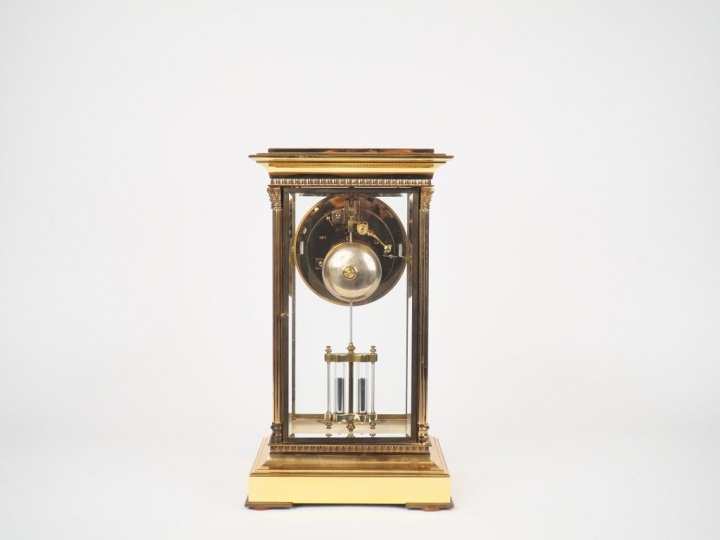 Pendule cage XIXème de style Louis XVI en verre et métal, à décor de d