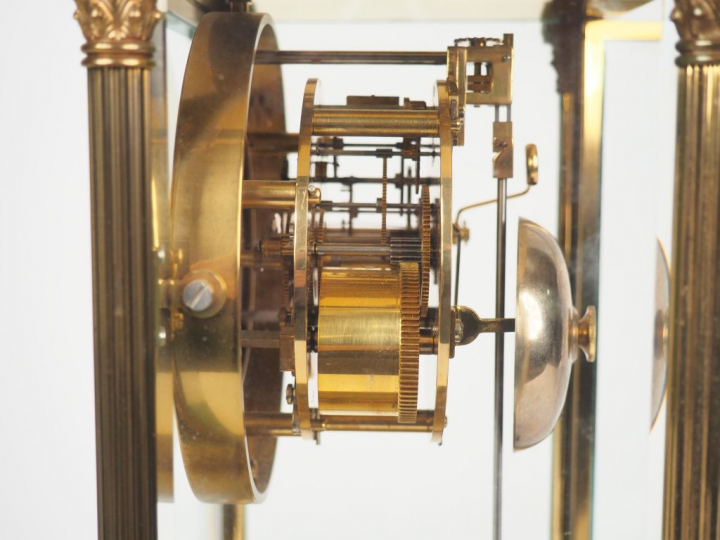 Pendule cage XIXème de style Louis XVI en verre et métal, à décor de d