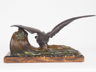 Vente aux enchères J. LORIOT. "La mouette". Sculpture en régule double patine sur un socl