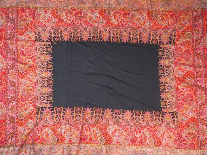Grand châle en cachemire. Signé. Dim. 310 x 152  cm. (Quelques déchiru
