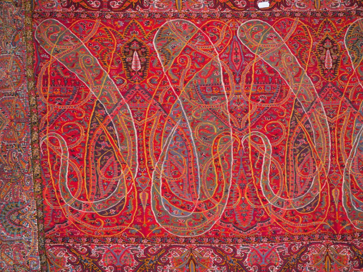 Grand châle en cachemire. Signé. Dim. 310 x 152  cm. (Quelques déchiru