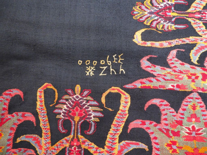 Grand châle en cachemire. Signé. Dim. 310 x 152  cm. (Quelques déchiru