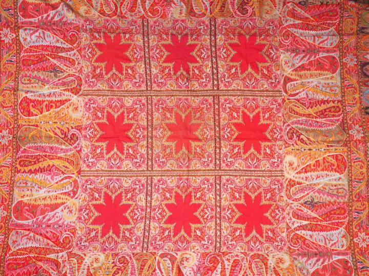 Grand châle en cachemire. Signé. Dim. 195 x 187 cm.